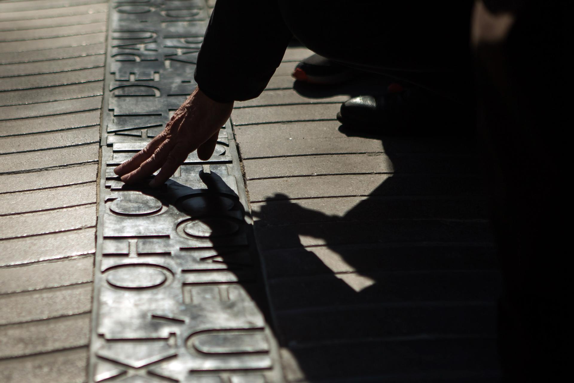 Imagen de archivo del memorial con la inscripción en baldosas y en recuerdo de las víctimas del atentado terrorista de La Rambla, en 2017 en Barcelona. EFE/ Enric Fontcuberta
