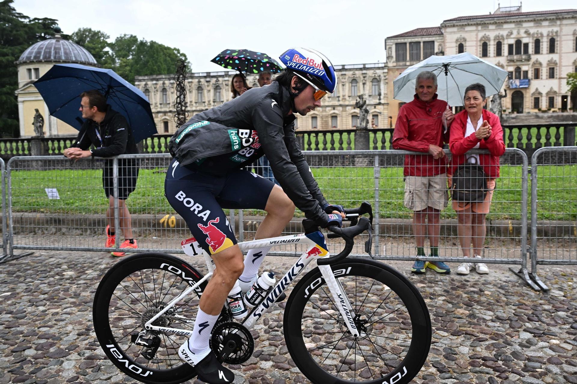 El esloveno Primoz Roglic a su llegada al inicio de la etapa de este martes. EFE/EPA/LUCA ZENNARO