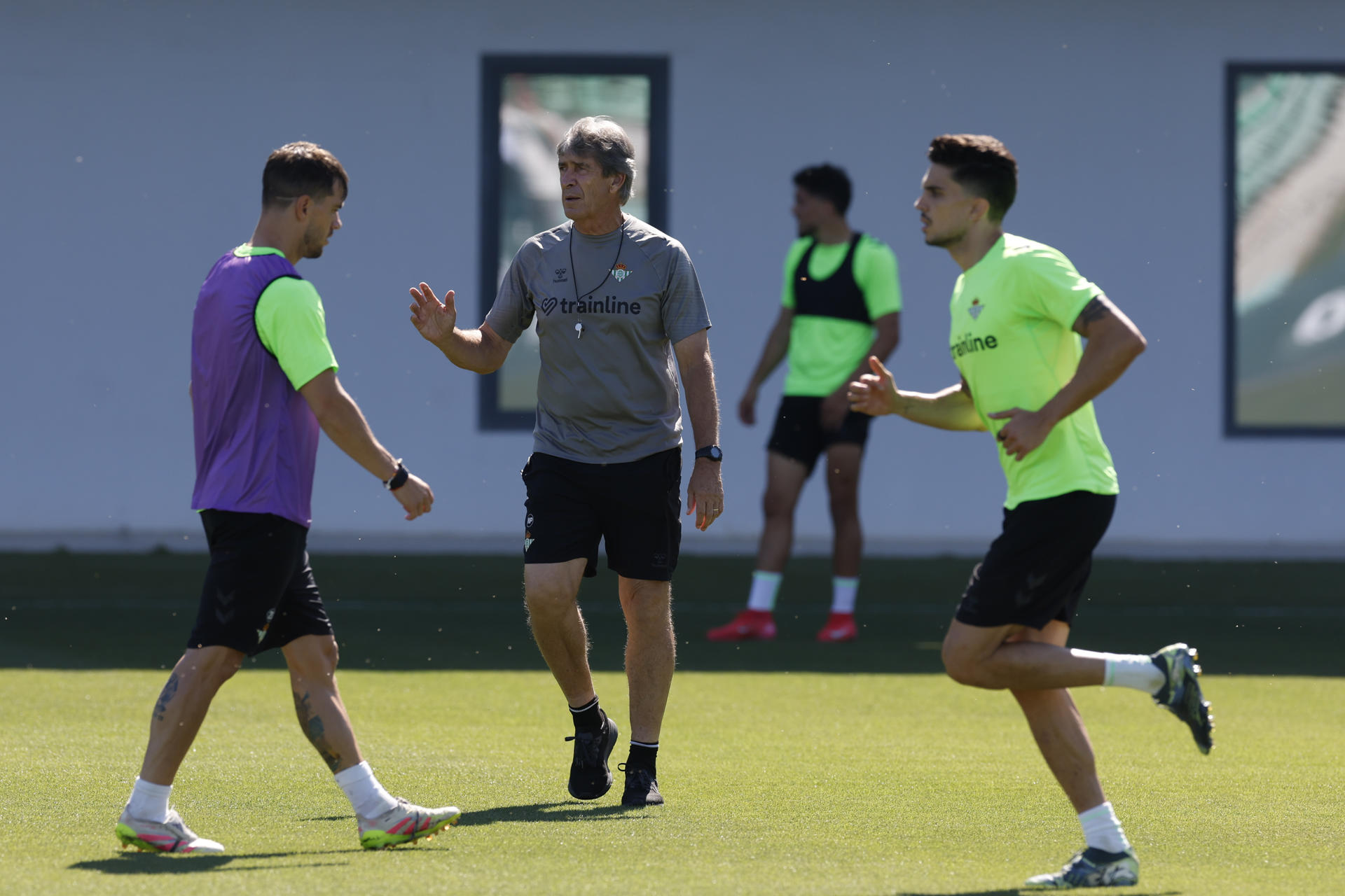 El entrenador del Real Betis, Manuel Pellegrini (c), durante el entrenamiento de la plantilla realizado, en una jornada de puertas abiertas a los medios, con motivo de la final de la Liga Conferencia del 28 de mayo que disputará ante el Chelsea inglés en Breslavia (Polonia), este miércoles en la Ciudad Deportiva Luis del Sol en Sevilla. EFE/Julio Muñoz