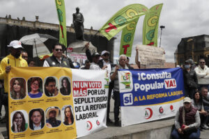 Integrantes de sindicatos, centrales obreras y simpatizantes del Gobierno del presidente de Colombia, Gustavo Petro, protestan durante el primer día de paro nacional este miércoles, en Bogotá (Colombia). EFE/ Carlos Ortega