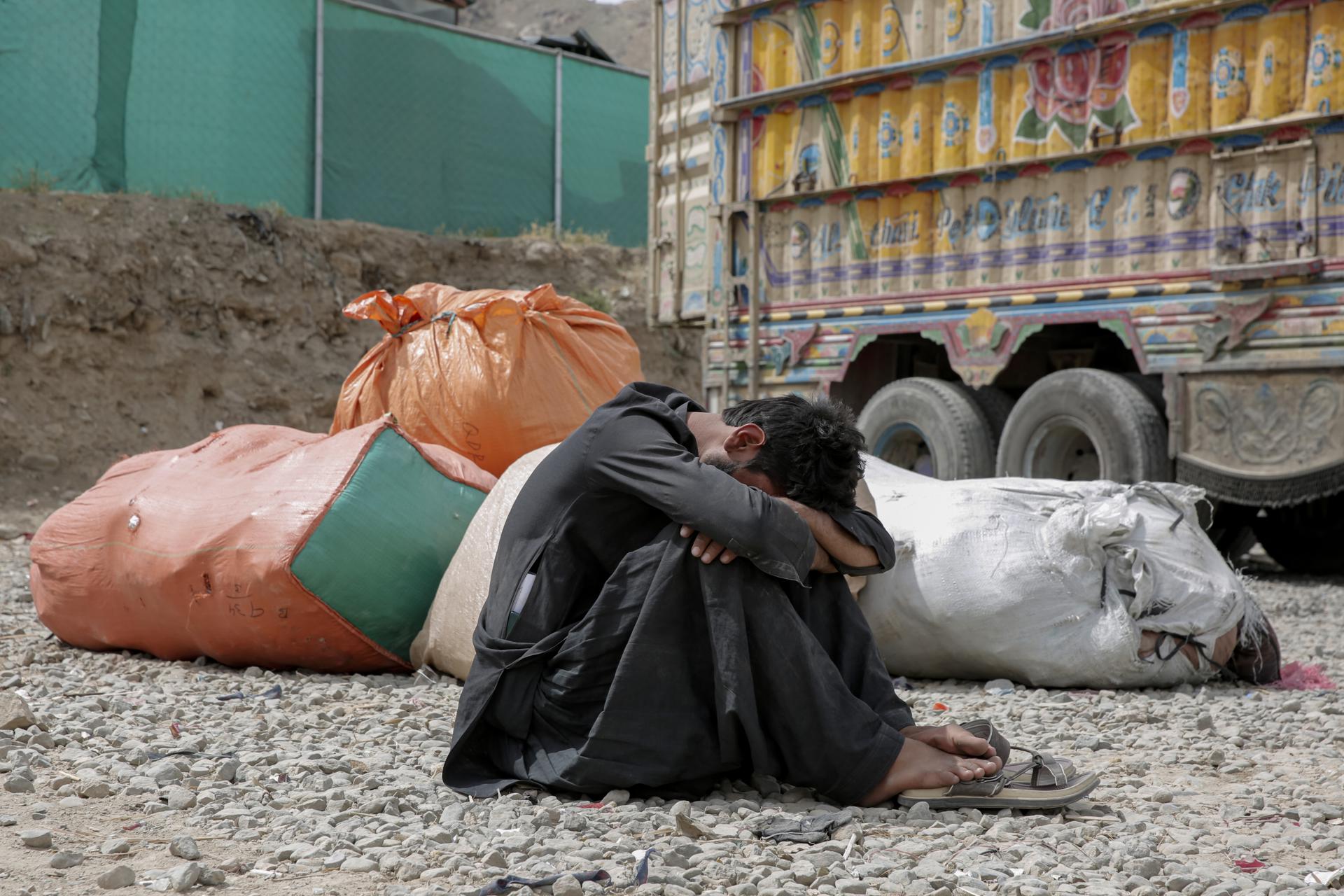 Un refugiado afgano que ha regresado de países vecinos descansa en un refugio temporal en Kabul, Afganistán, 21 de mayo de 2025. El Ministerio de Refugiados y Repatriación informa que más de 170.000 refugiados afganos han sido deportados de países vecinos entre el 01 de abril y mayo de 2023, y la mayoría (128.000) provenían de Pakistán, seguidos por más de 43.000 de Irán y 1.322 de Turquía. Además, más de 3.300 presos afganos fueron liberados de cárceles pakistaníes durante este período. Muchos de los refugiados que regresan buscan refugio permanente en Kabul, con un campo de refugiados que actualmente acoge diariamente la llegada de entre 800 y 1.000 personas. El ACNUR también indica que más de 280.000 afganos fueron deportados de Pakistán e Irán solo en abril. (Afganistán, Turquía) EFE/EPA/SAMIULLAH POPAL