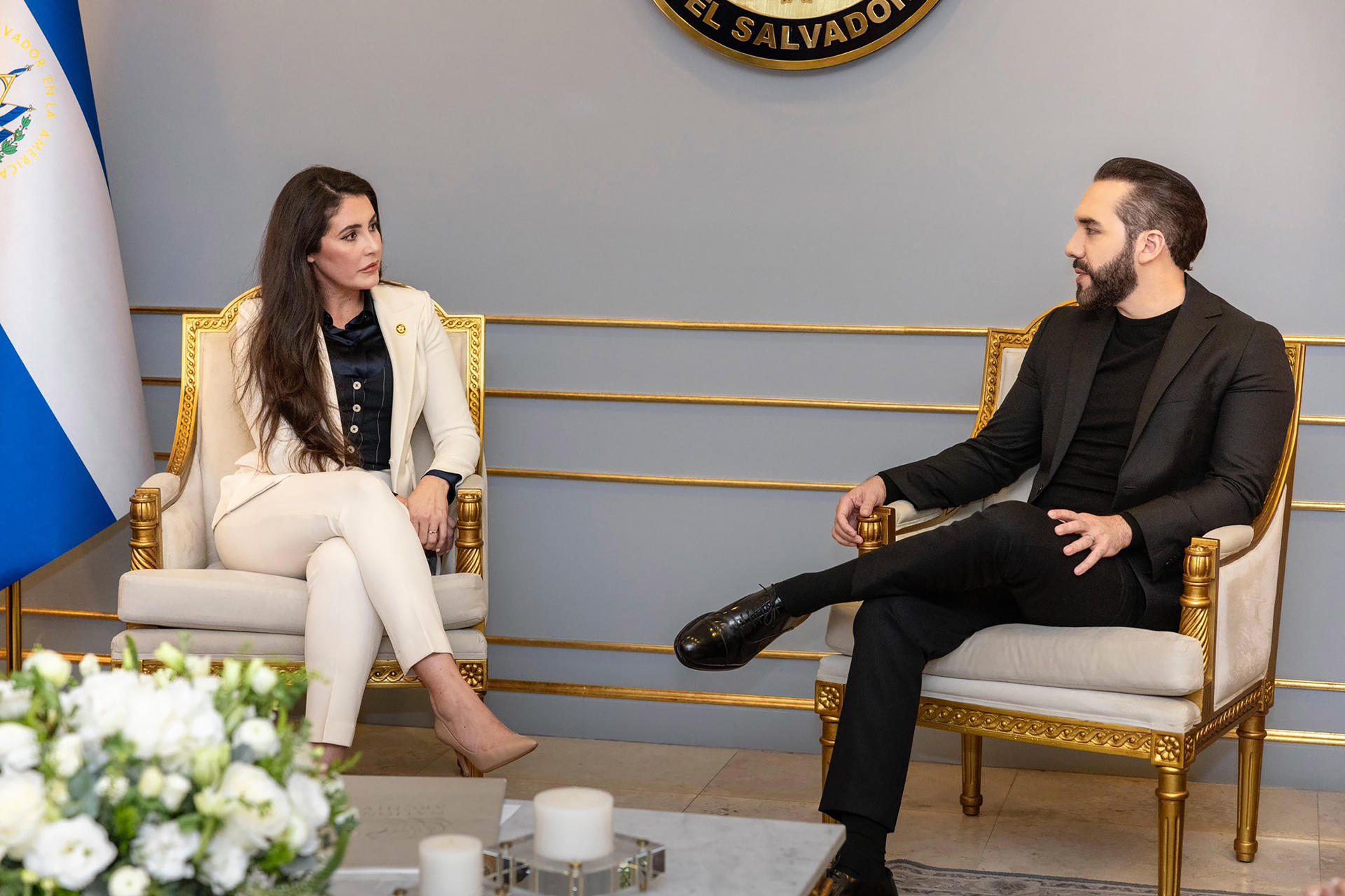 Fotografía cedida donde se observa al presidente de El Salvador, Nayib Bukele (d), con la congresista republicana por la Florida, Anna Paulina Luna, este 12 de mayo de 2025, en San Salvador (El Salvador). EFE/ Presidencia de El Salvador