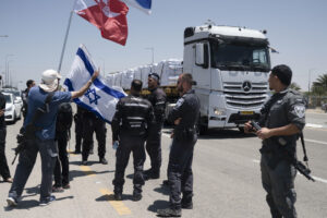 Una decena de israelíes simpatizantes de Tsav 9, un grupo de extrema derecha, se congregaron este miércoles a pocos kilómetros del paso de Kerem Shalom, en la frontera con la Franja de Gaza, para protestar contra la entrada de ayuda humanitaria.  EFE/ Magda Gibelli