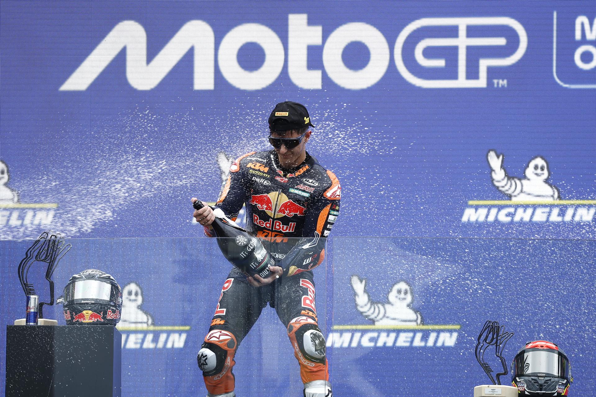 El piloto español José Antonio Rueda, del equipo Red Bull KTM Ajo, celebra en el podio después de ganar la carrera de Moto3 en el Gran Premio de Francia de Motociclismo en Le Mans, Francia. EFE/EPA/CHRISTOPHE PETIT TESSON