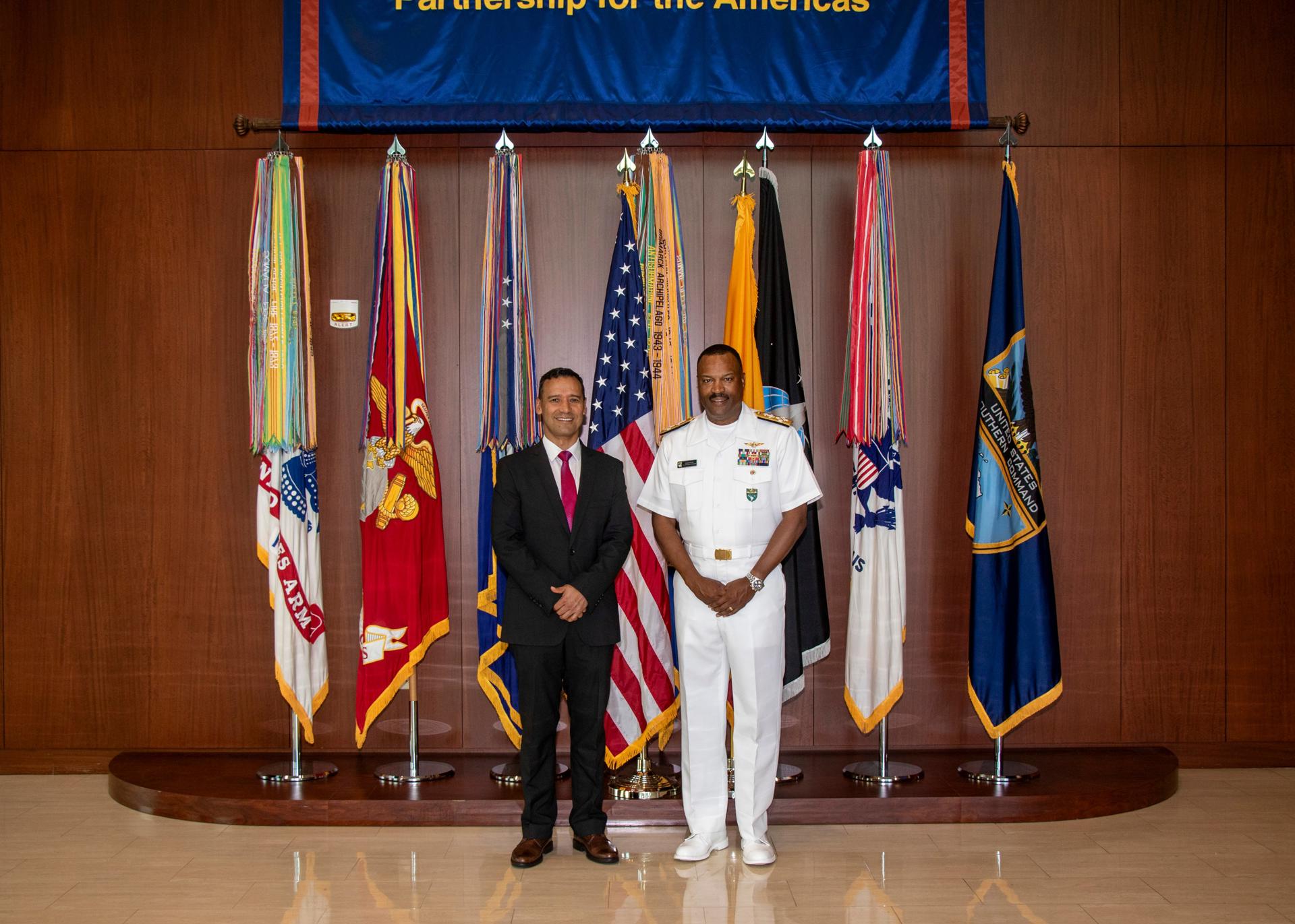 Fotografía divulgada por el Comando Sur de Estados Unidos (Southcom) donde aparece el comandante de la unidad, el almirante de la Marina de EE.UU., Alvin Holsey (d), y el ministro de Defensa de Colombia, Pedro Arnulfo Sánchez, posando durante una reunión este lunes, en la sede del comando en Doral en Miami (Estados Unidos). EFE/ Comando Sur de Estados Unidos