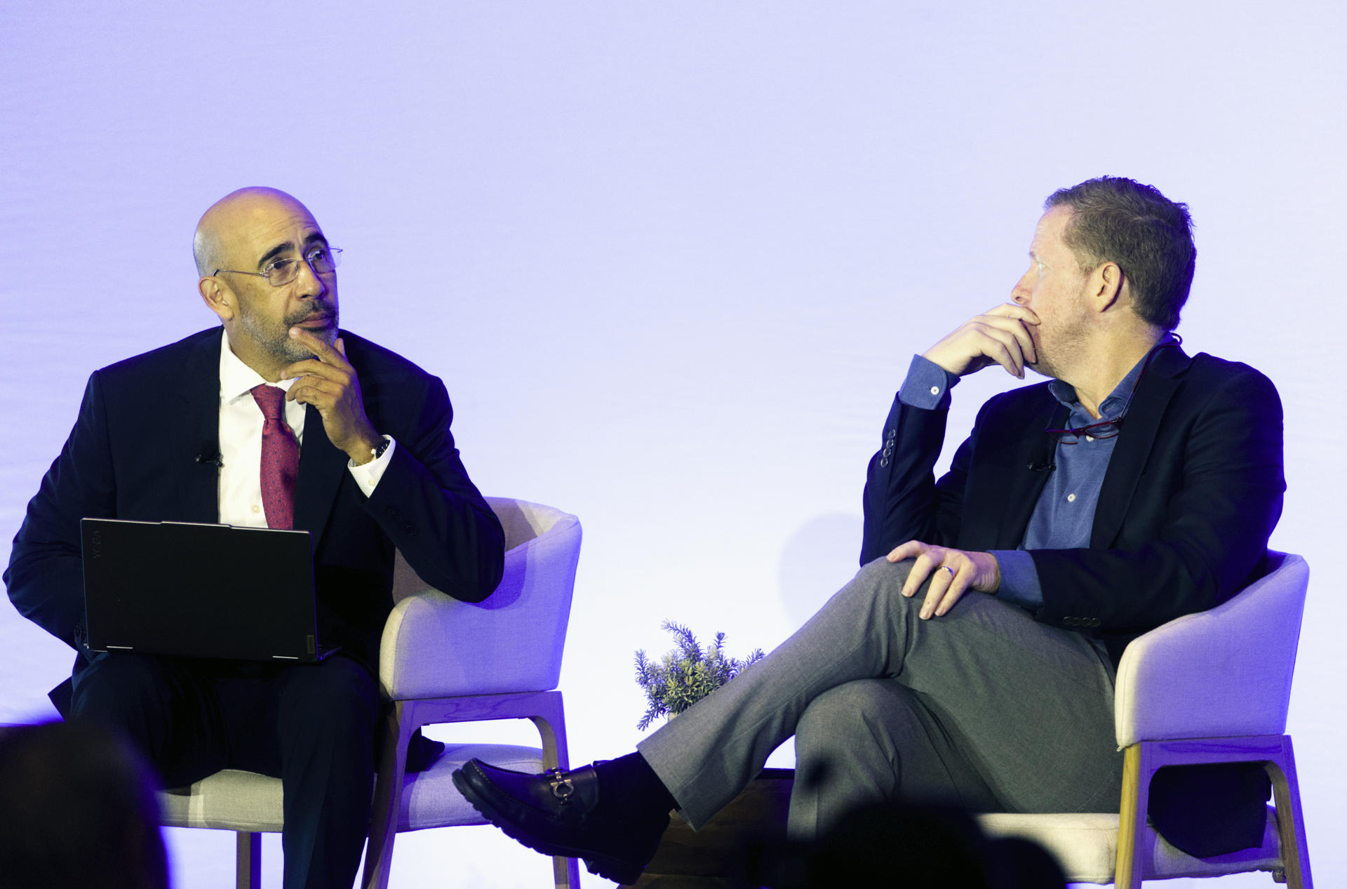 El presidente de Inteligencia Económica, el economista Gustavo Vélez (i), y el exsecretario de Estado de Puerto Rico, David Bernier, fueron captados este miércoles, 21 de mayo, durante el panel 'Puerto Rico como epicentro del turismo educativo: retos y oportunidades para potenciar el crecimiento económico' en el marco del foro 'Turismo Educativo: Puerto Rico como destino académico', en San Juan (Puerto Rico). EFE/Thais Llorca