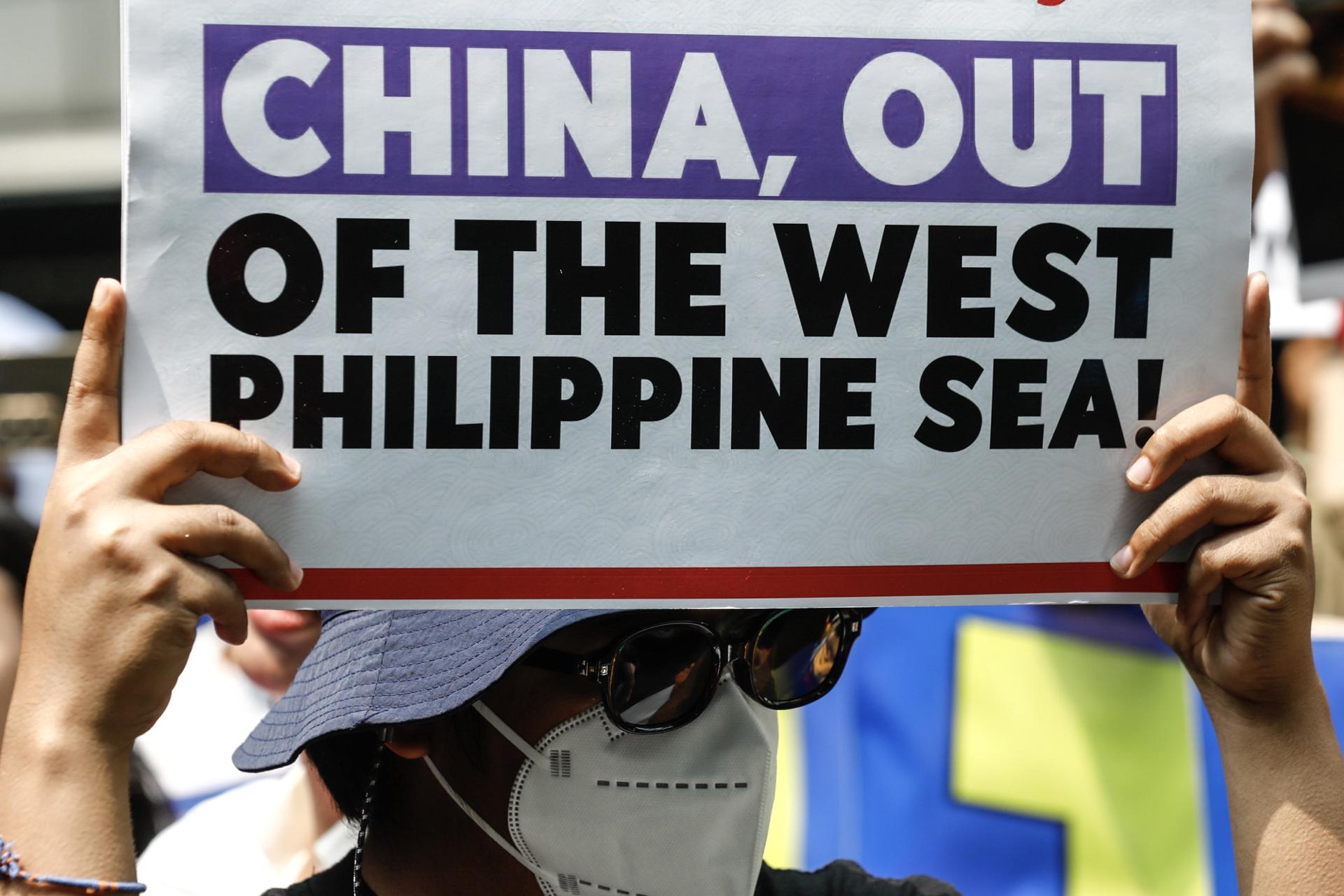 Fotografía de archivo, tomada el 11/06/2024, que muestra un cartel exhibido durante una protesta en Filipinas en el que se lee la frase "China, fuera del mar de Filipinas Occidental". EFE/EPA/ROLEX DELA PENA