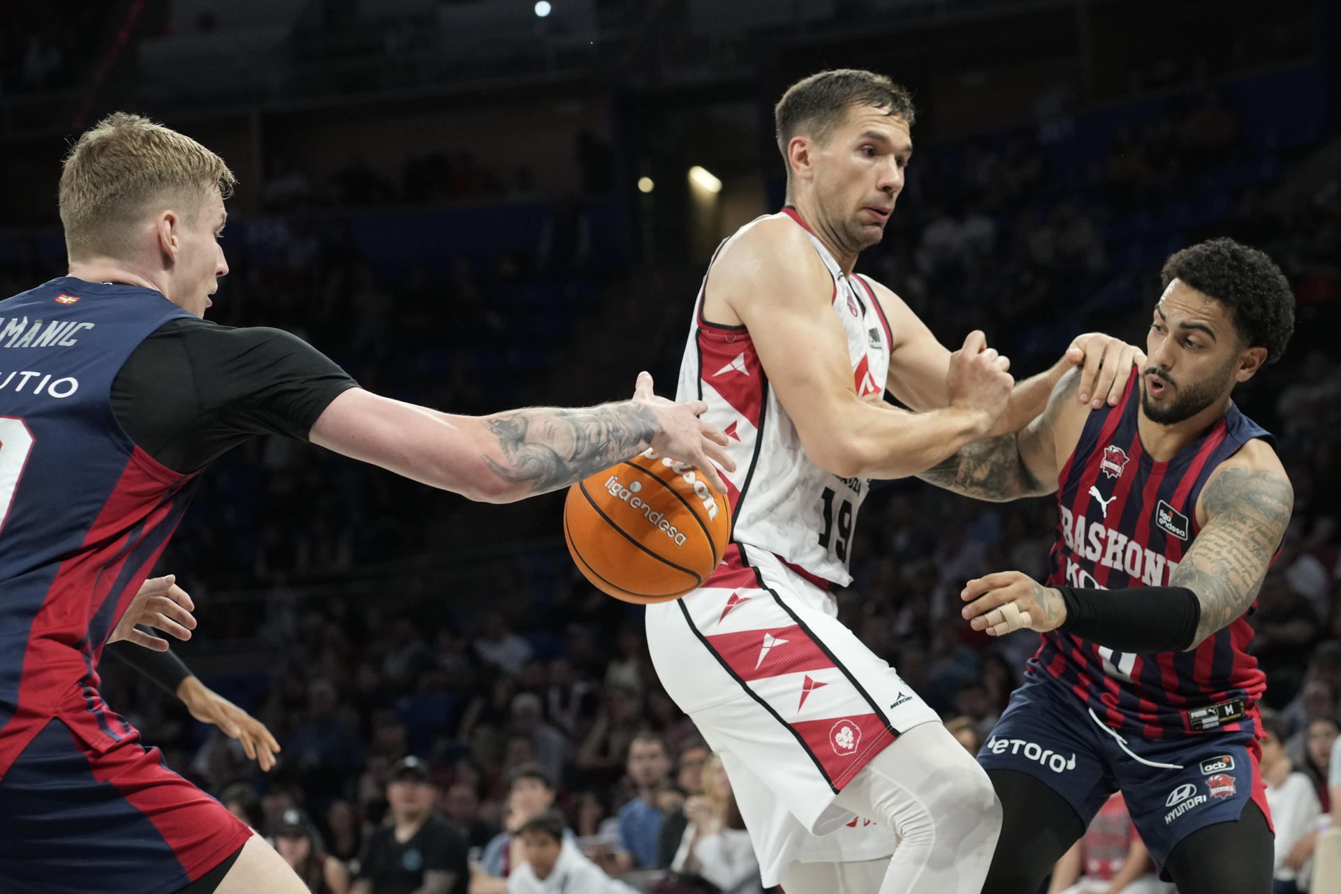 El ala-pívot finlandés del Casademont Zaragoza Emir Sulejmanovic (c) ante el base del Baskonia Markus Howard (d) este sábado, durante el partido de la jornada 30 de la Liga Endesa celebrado en Vitoria. EFE/ Adrián Ruiz Hierro