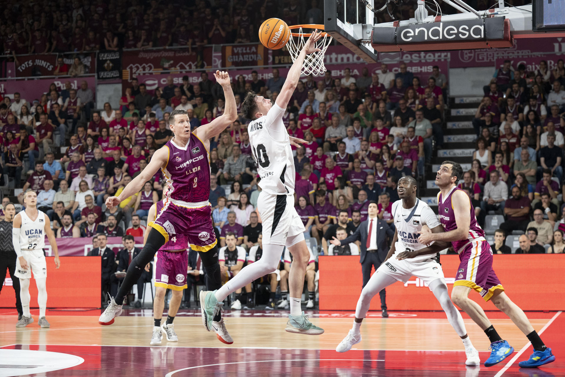 Luka Bozic (i) del Lleida en acción ante Rodions Kurucs del UCAM Murcia este domingo, durante el partido de la jornada 30 de la Liga Endesa, entre el Força Lleida y el UCAM Murcia, en Lleida.