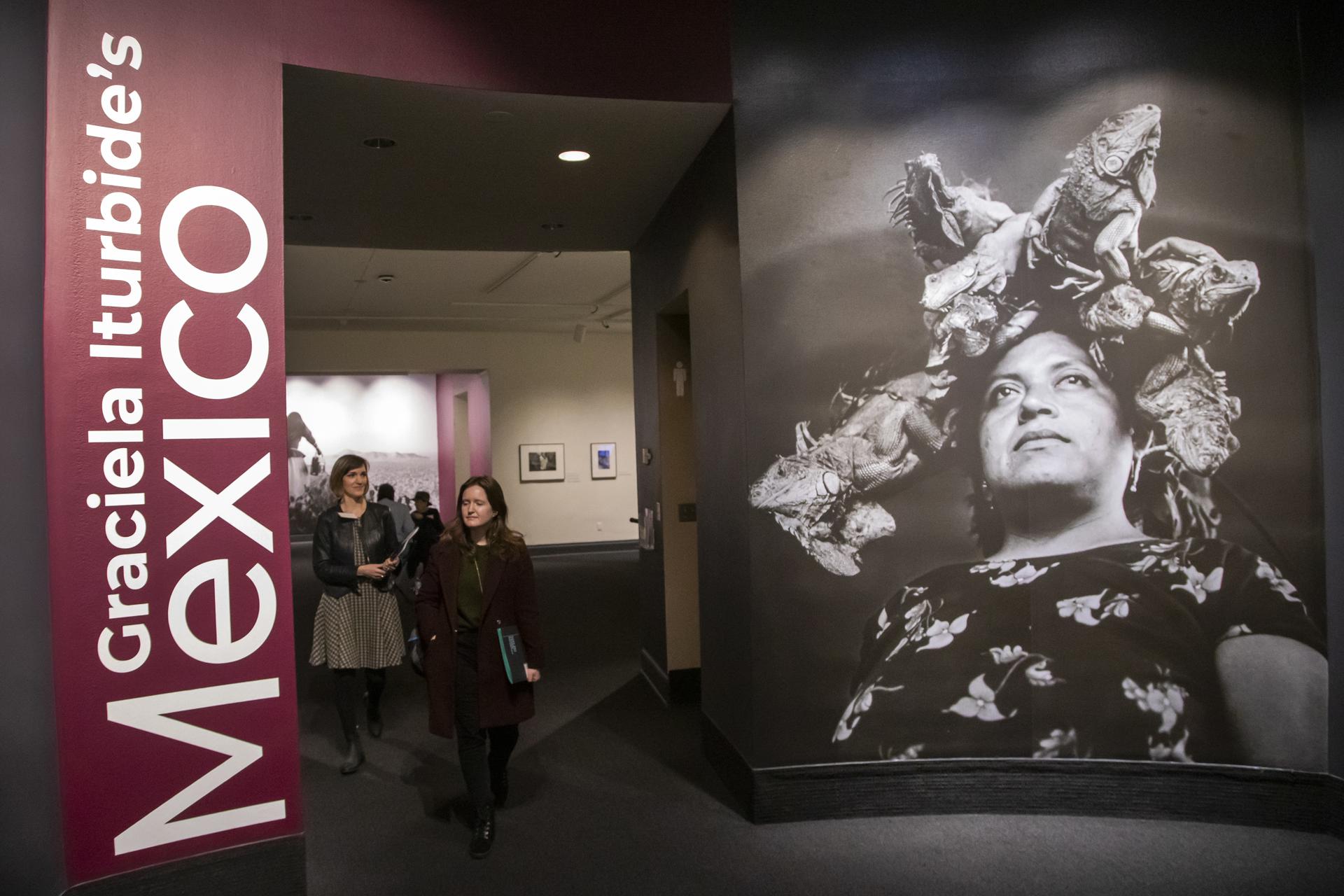 'Nuestra Señora de las Iguanas', una de las fotografías más impactantes de la mexicana Graciela Iturbide, que se pudo contemplar en una exposición en Washington (EE.UU.) en 2020. EFE/EPA/ERIK S. LESSER