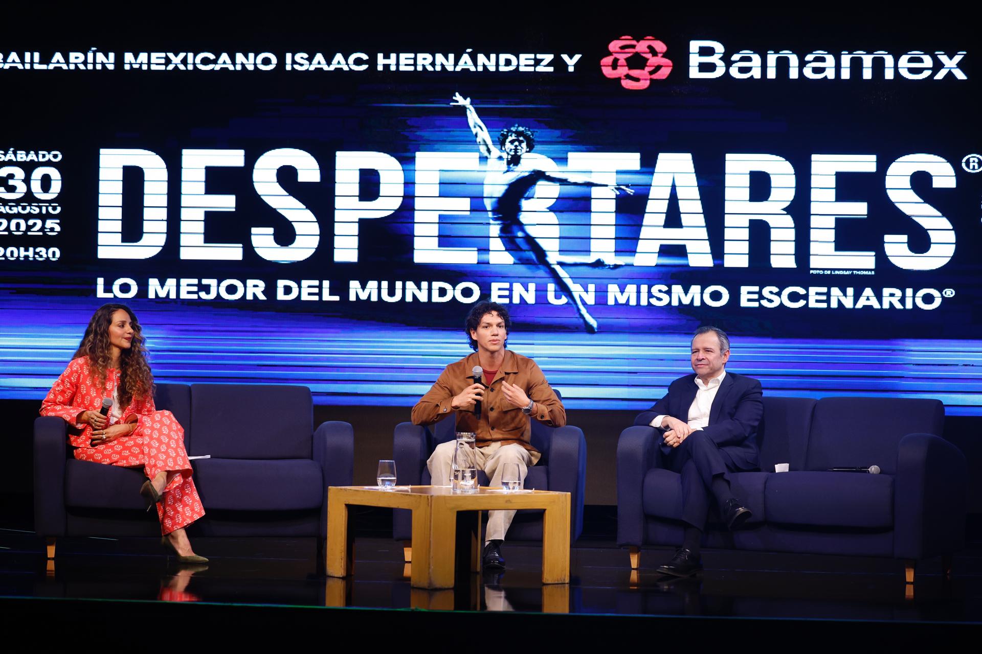 La directora de Soul Arts Productions, Emilia Hernández (i), el bailarín mexicano Isaac Hernández (c), y el director general de Banamex, Manuel Romo, participan durante una rueda de prensa este martes, en Ciudad de México (México). EFE/ Sáshenka Gutiérrez