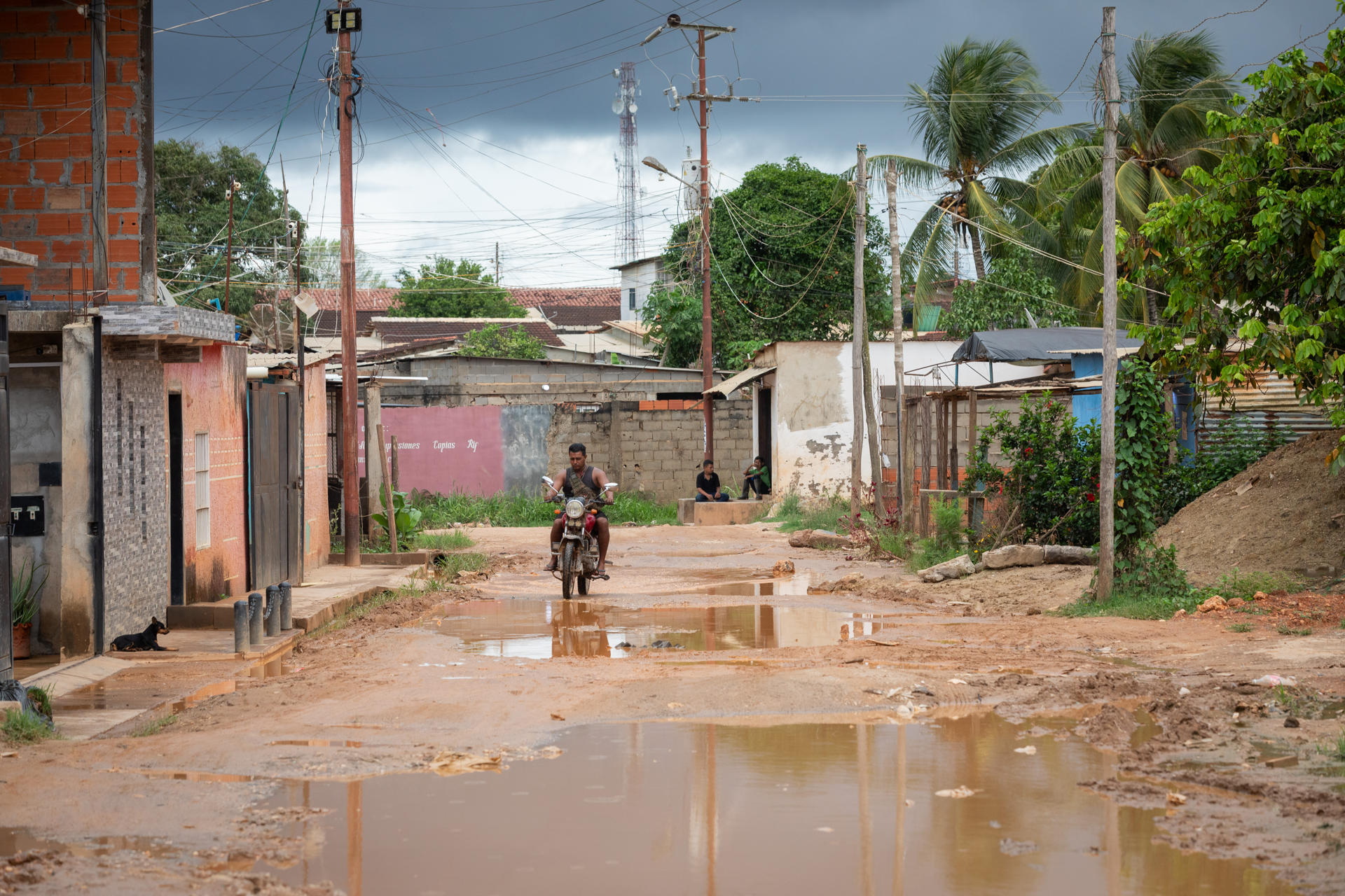 Fotografía de una calle este sábado, en Dalla Costa en el municipio Sifontes del estado Bolívar (Venezuela). EFE/ Rayner Peña R