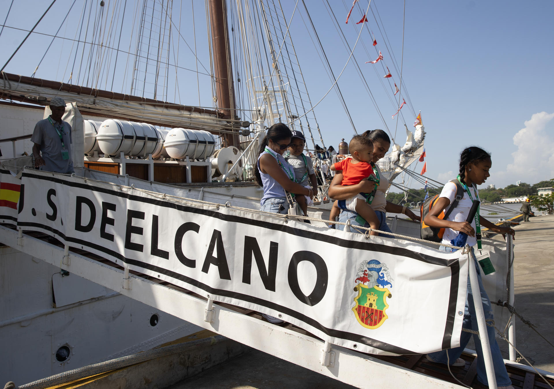 Un grupo de visitantes fue captado este miércoles, 21 de mayo, al descender del buque escuela de la Armada española Juan Sebastián de Elcano, luego de conocer el interior de la embarcación, en Santo Domingo (República Dominicana). EFE/Orlando Barría