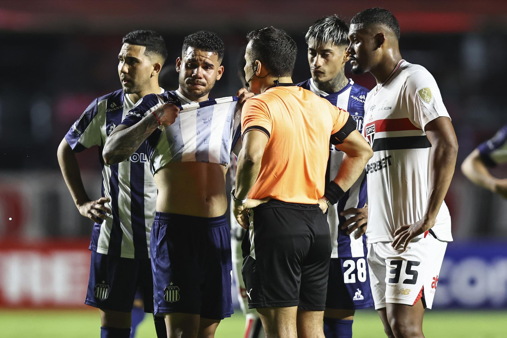 Miguel Navarro (2-i), de Talleres, llora durante el partido de la Copa Libertadores en el que acusó de xenofobia al jugador paraguayo del Sao Paulo Damián Bobadilla. EFE/ Isaac Fontana
