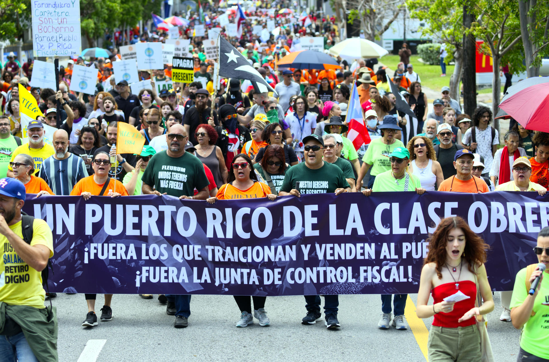 Personas participan en la marcha del Primero de Mayo en conmemoración del Día Internacional de los Trabajadores este jueves, en San Juan (Puerto Rico). EFE/Thais Llorca