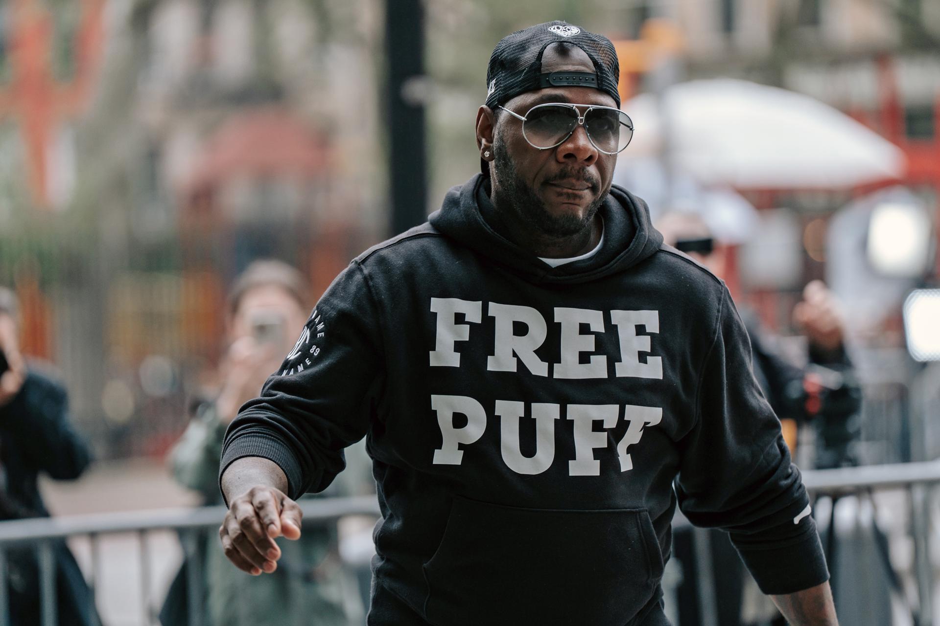 Un partidario de Sean Combs llega a un juzgado federal de los Estados Unidos para el inicio del juicio federal por tráfico sexual de Sean Combs en Nueva York, Nueva York, EE.UU. el 5 de mayo de 2025. EFE/OLGA FEDOROVA
```
