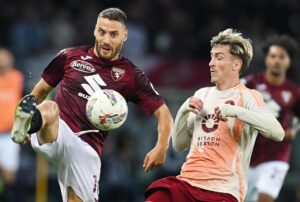 El jugador de Torino Nikola Vlasic y el del Roma Alexis Saelemaekers en acción duriante el partido de la Serie jugado en el Olimpico Grande Torino Stadium en Turín, Italia. EFE/EAP ALESSANDRO DI MARCO