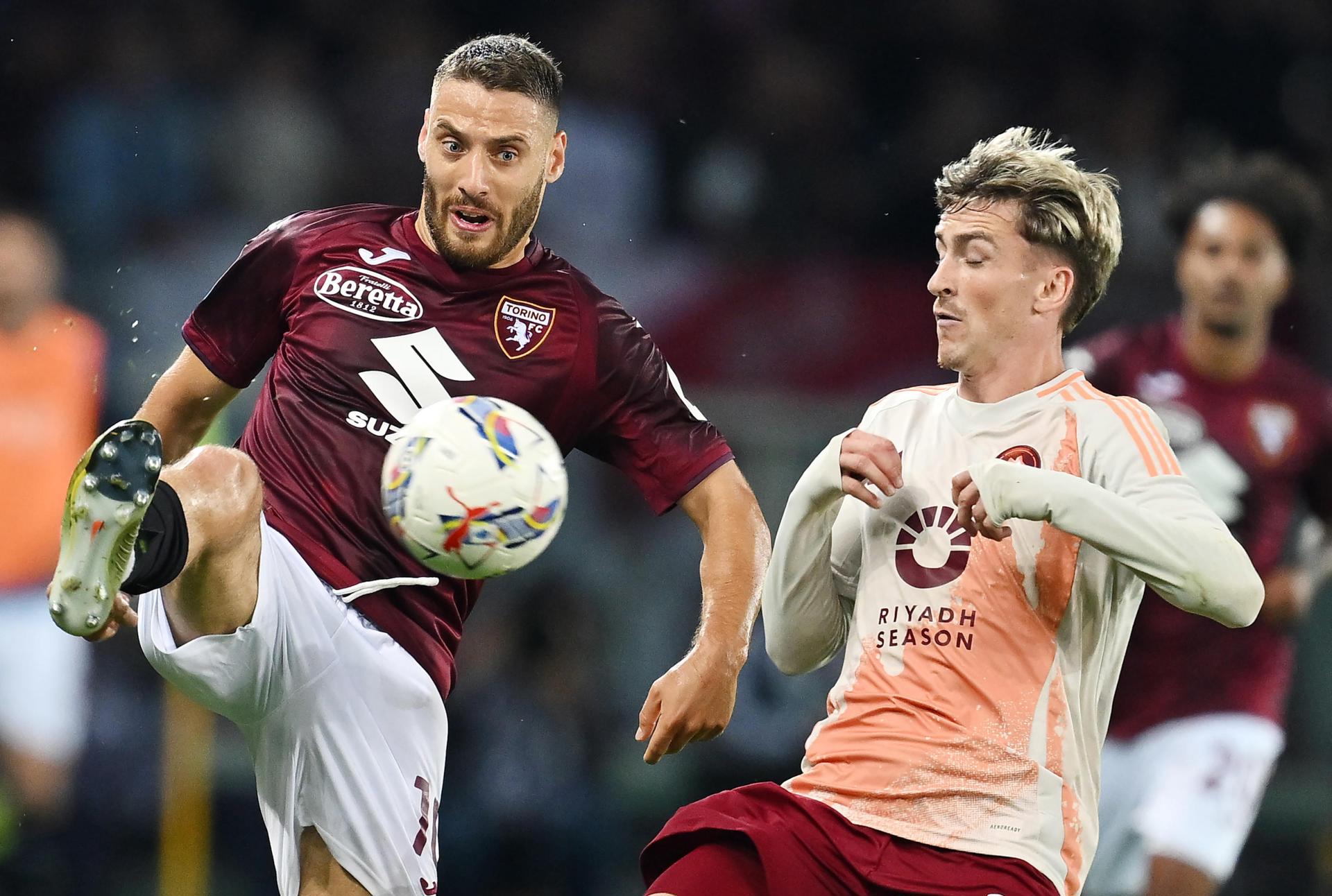 El jugador de Torino Nikola Vlasic y el del Roma Alexis Saelemaekers en acción duriante el partido de la Serie jugado en el Olimpico Grande Torino Stadium en Turín, Italia. EFE/EAP ALESSANDRO DI MARCO