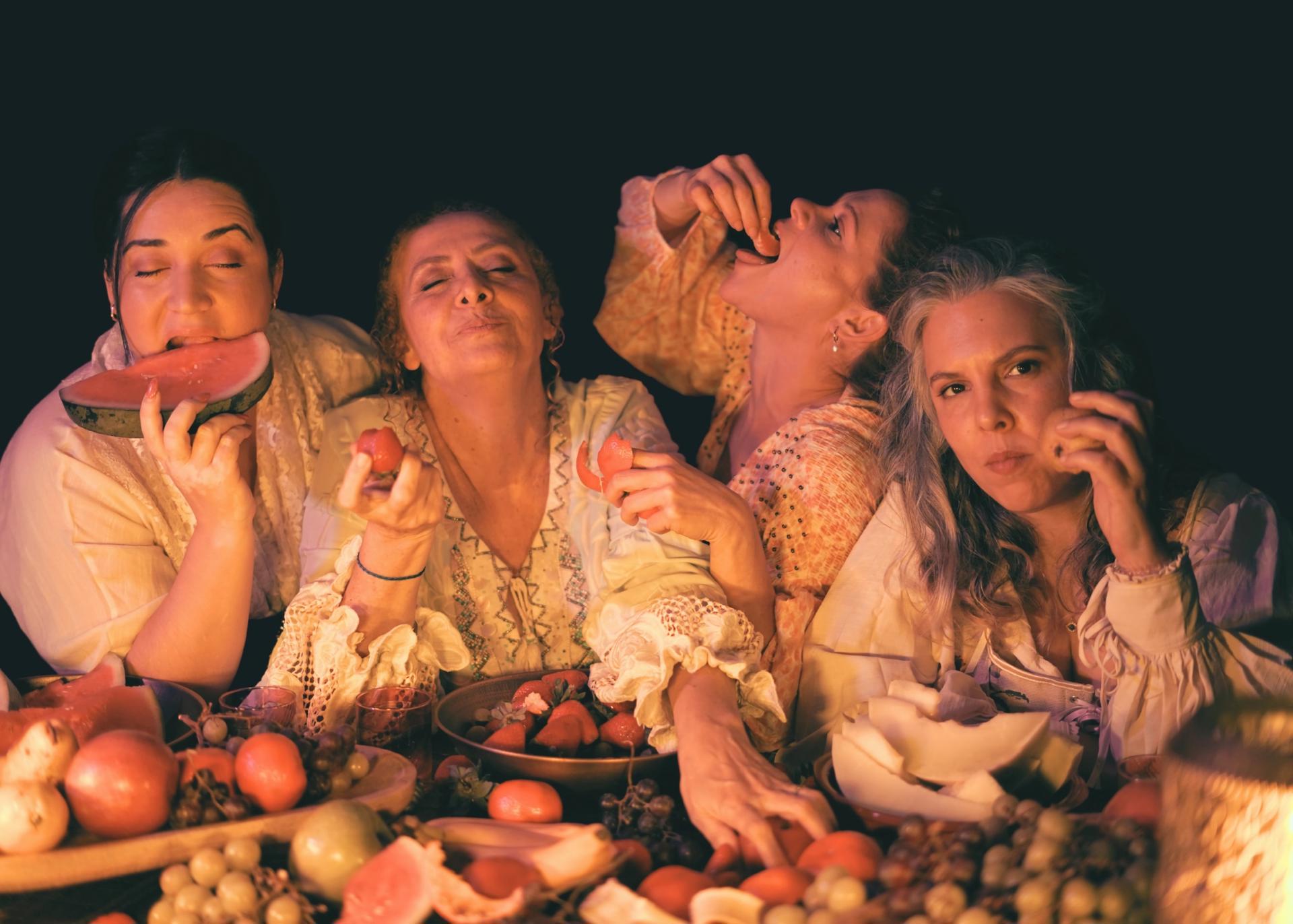 Fotografía cedida por el Centro Cultural Español de Miami (CCEMiami) donde aparecen las actrices Letty Carmona, Eugenia Sancho, Betsy Rodríguez y Verónica Grandy, protagonistas de la obra teatral 'Hambre'.  EFE/CCEMiami
