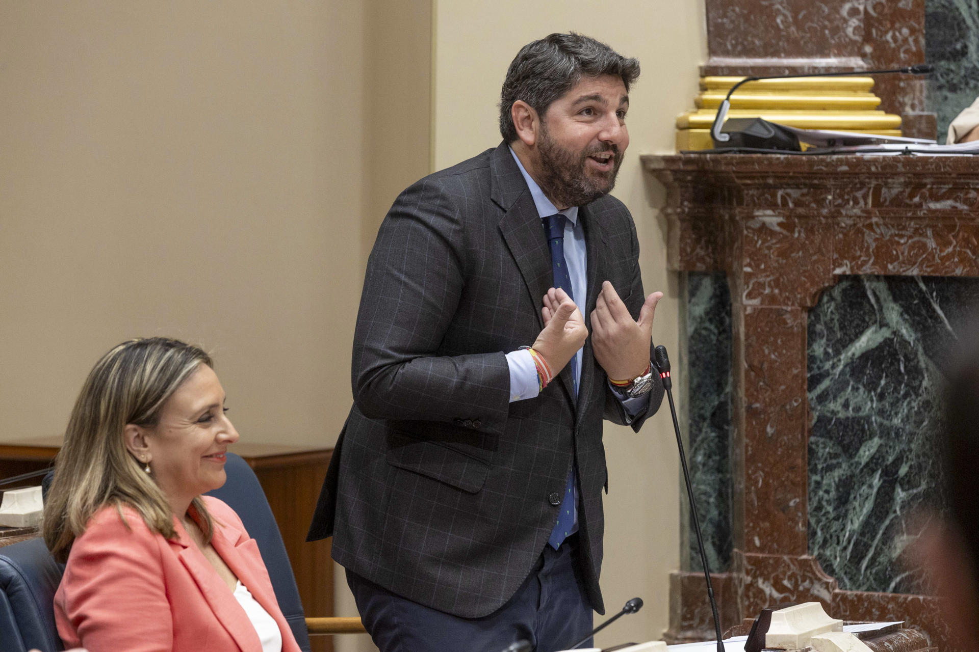 El presidente de la Comunidad de Murcia Fernando López Miras (c), este viernes durante un momento de su intervención en el pleno de control al gobierno en la Asamblea Regional de Murcia. EFE/Marcial Guillén