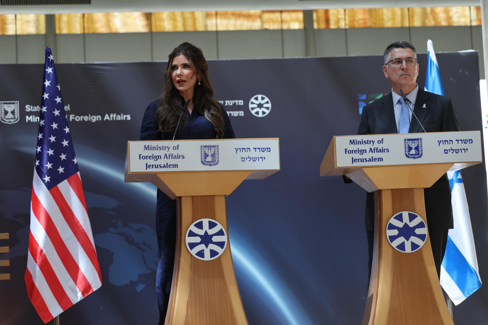 La secretaria de Seguridad Nacional de EE. UU., Kristi Noem y el ministro de Asuntos Exteriores israelí, Gideon Saar, este lunes en Jerusalén durante la ceremonia en memoria de los dos funcionarios de la embajada israelí asesinados en Washington. EFE/EPA/ABIR SULTAN