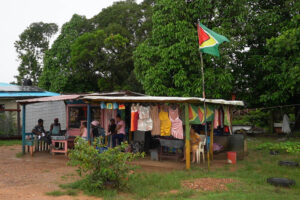 Personas se reúnen este domingo, en la aldea de Arrakaka, en el Esequibo (Guyana). EFE/ Nazima Raghubir