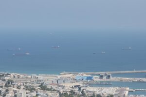 Fotografía de archivo de barcos cargueros llegando al puerto de Haifa, norte de Israel. EFE/ABIR SULTAN