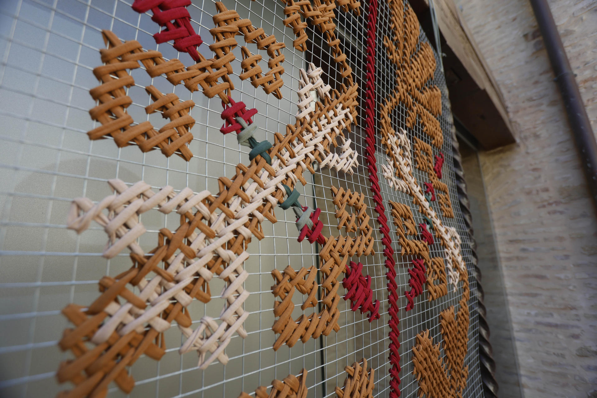 Una intervención textil, desarrollada en la sede de Córdoba de Casa Árabe, une a través el bordado palestino y el flecado cordobés la cultura de los dos pueblos en "una obra que aporta una visión de vanguardia, de resistencia y de unión al pueblo palestino". EFE/Salas