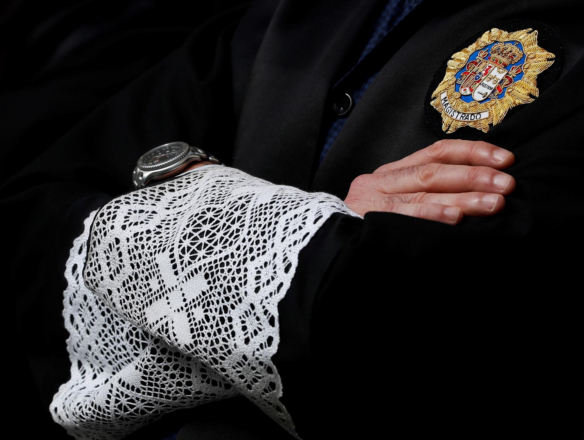 Detalle de la toga de un juez. EFE/Javier Etxezarreta.