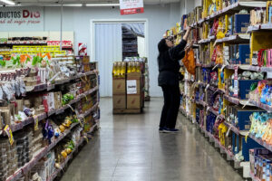 Una mujer compra alimentos en un supermercado en Buenos Aires (Argentina), en una fotografía de archivo. EFE/ Juan Ignacio Roncoroni