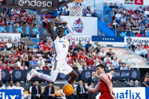 El ala-pívot del Real Madrid Eli John Ndiaye (i) es defendido por el pívot español del Baxi Manresa Dani Pérez (d) del Baxi Manresa durante el encuentro de la jornada 32 de la Liga Endesa entre el Baxi Manresa y el Real Madrid, disputado en el Pabellón Nou Congost de Manresa. EFE/Siu Wu