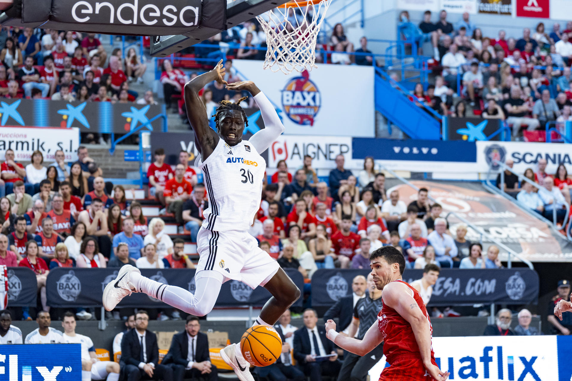 El ala-pívot del Real Madrid Eli John Ndiaye (i) es defendido por el pívot español del Baxi Manresa Dani Pérez (d) del Baxi Manresa durante el encuentro de la jornada 32 de la Liga Endesa entre el Baxi Manresa y el Real Madrid, disputado en el Pabellón Nou Congost de Manresa. EFE/Siu Wu