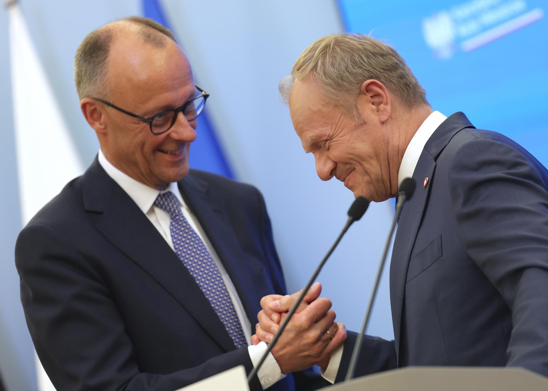El Primer Ministro polaco Donald Tusk (derecha) y el Canciller alemán Friedrich Merz asisten a una conferencia de prensa después de su reunión en la oficina del primer ministro en Varsovia, Polonia, el 07 de mayo de 2025. El Canciller alemán visita Francia y Polonia el día después de su elección. (Francia, Alemania, Polonia, Varsovia) EFE/EPA/HANNIBAL HANSCHKE
