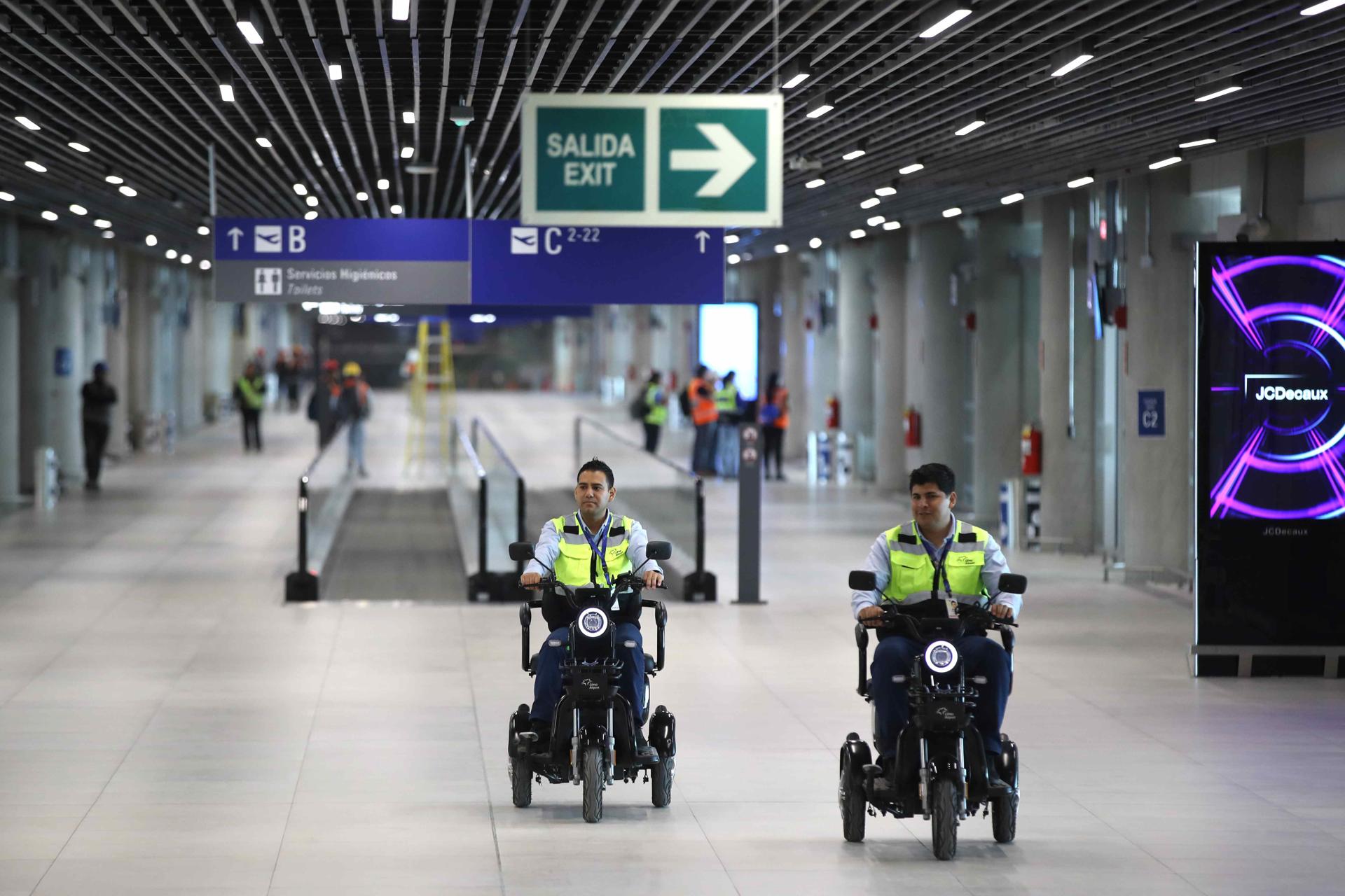 Un grupo de trabajadores fue captado este miércoles, 7 de mayo, al recorrer las instalaciones del nuevo aeropuerto internacional Jorge Chávez, que iniciará operaciones el próximo 1 de junio, en Lima (Perú). EFE/Paolo Aguilar