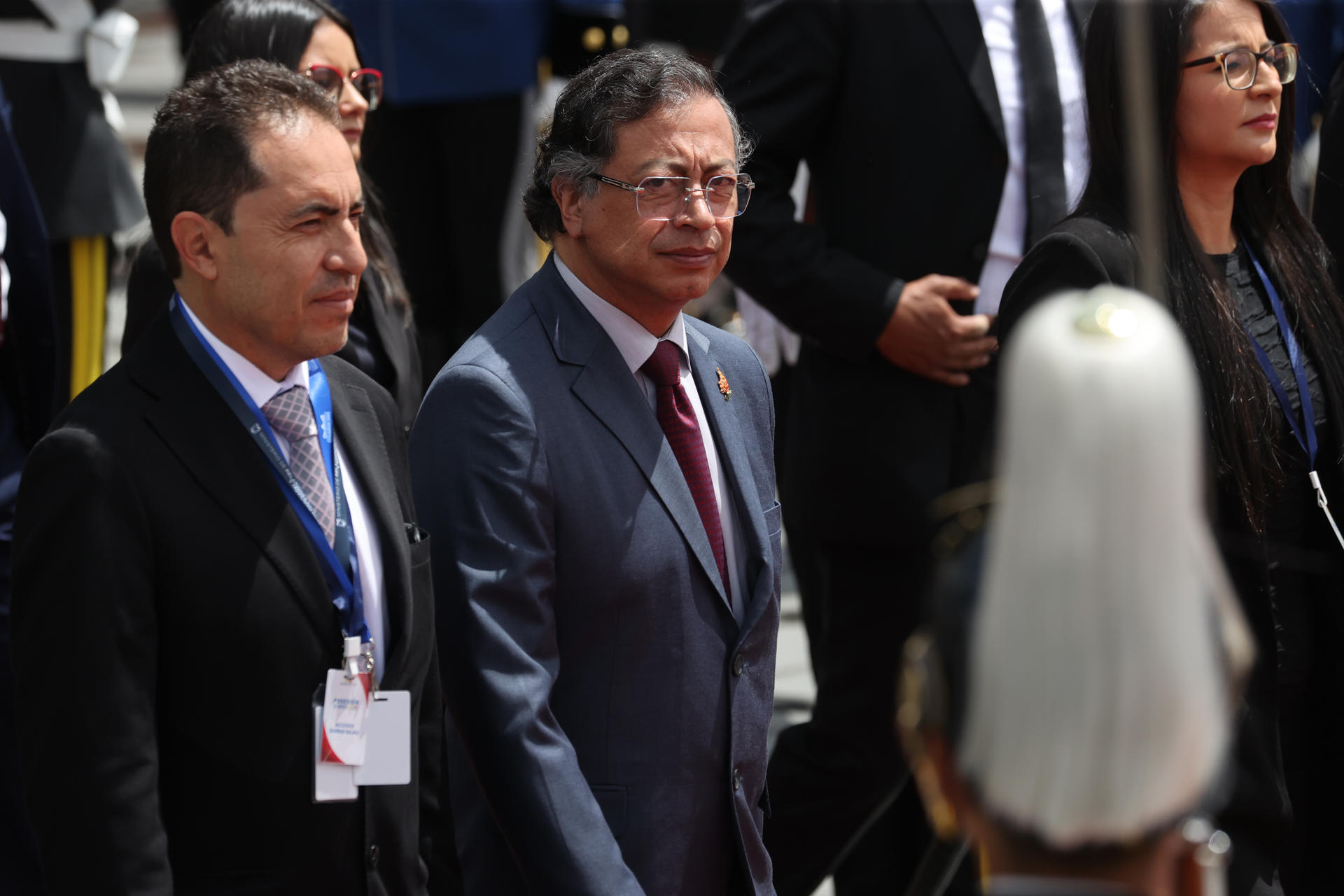 El presidente de Colombia, Gustavo Petro (c), le pidió a su homólogo ecuatoriano, Daniel Noboa, la liberación de los presos políticos, durante la ceremonia de investidura de este último en Quito. EFE/ José Jácome