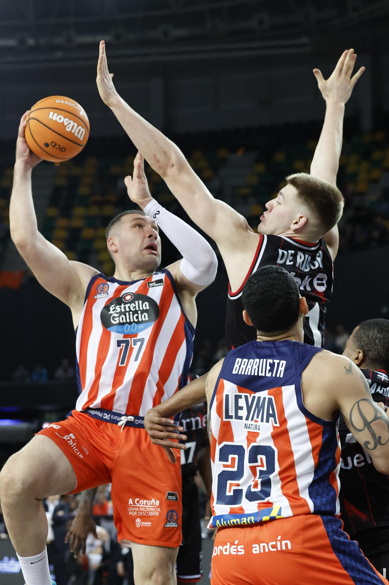 Beqa Burjanadze (i), del Leyma Coruña, ante Thijs de Ridder, del Bilbao Basket, durante el partido de la Liga Endesa disputado este domingo en el pabellón Bilbao Arena. EFE/Miguel Toña