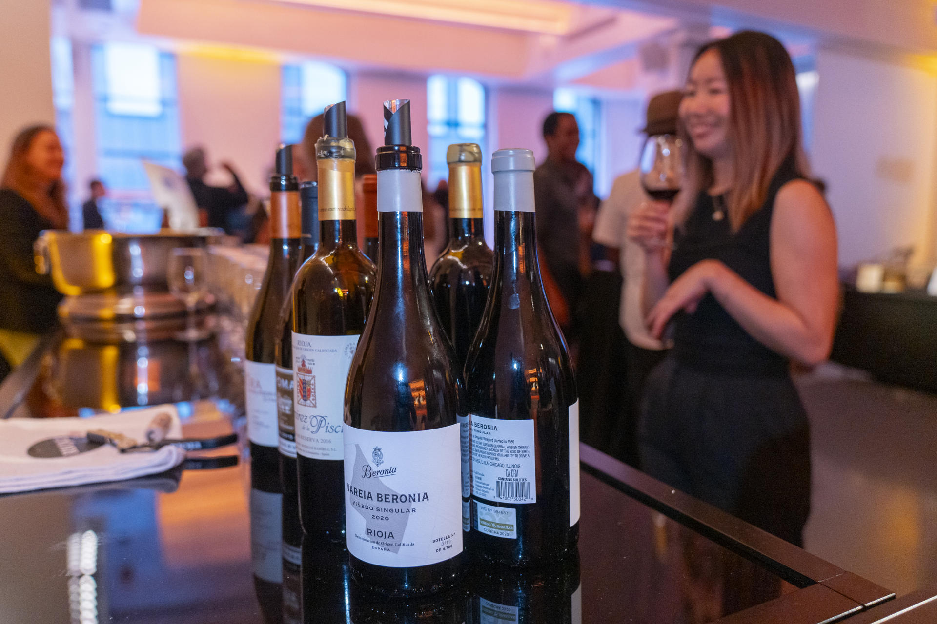 Una mujer participa en la celebración de los vinos de Rioja este jueves, en Nueva York (Estados Unidos). EFE/ Ángel Colmenares