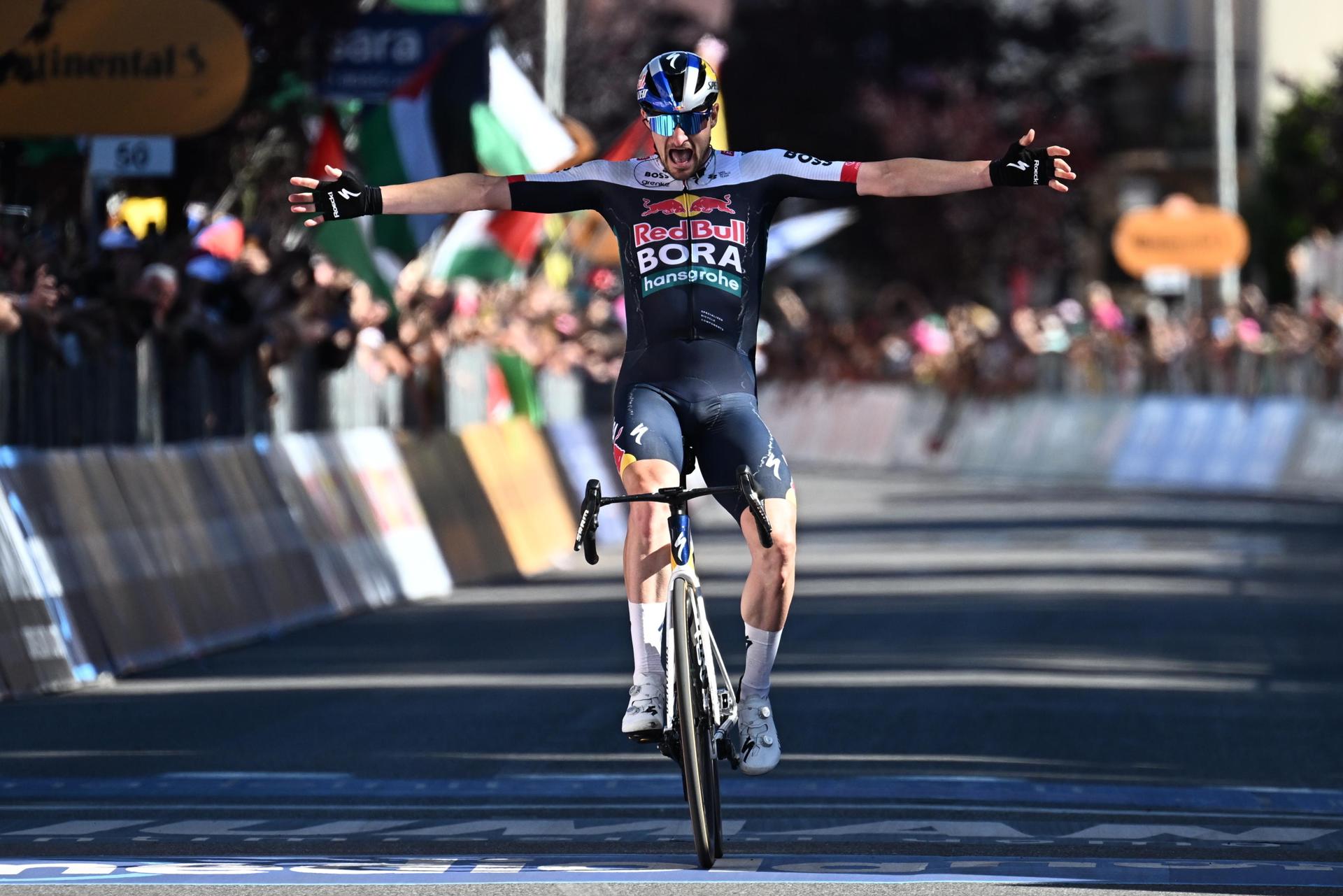 El ciclista alemán Nico Den, del equipo Red Bull - Bora - Hansgrohe, celebra la victoria en la decimoctava etapa del Giro de Italia 2025, en los 144 km desde Morbegno hasta Cesano Maderno. EFE/EPA/LUCA ZENNARO
