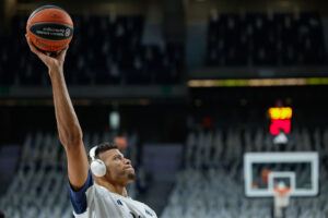 Fotografía de Mariscal en la que se ve al pivot caboverdiano del Real Madrid, Edy Tavares durante el calentamiento previo al partido del play in de la Euroliga entre el Real Madrid y el París Basketball. EFE