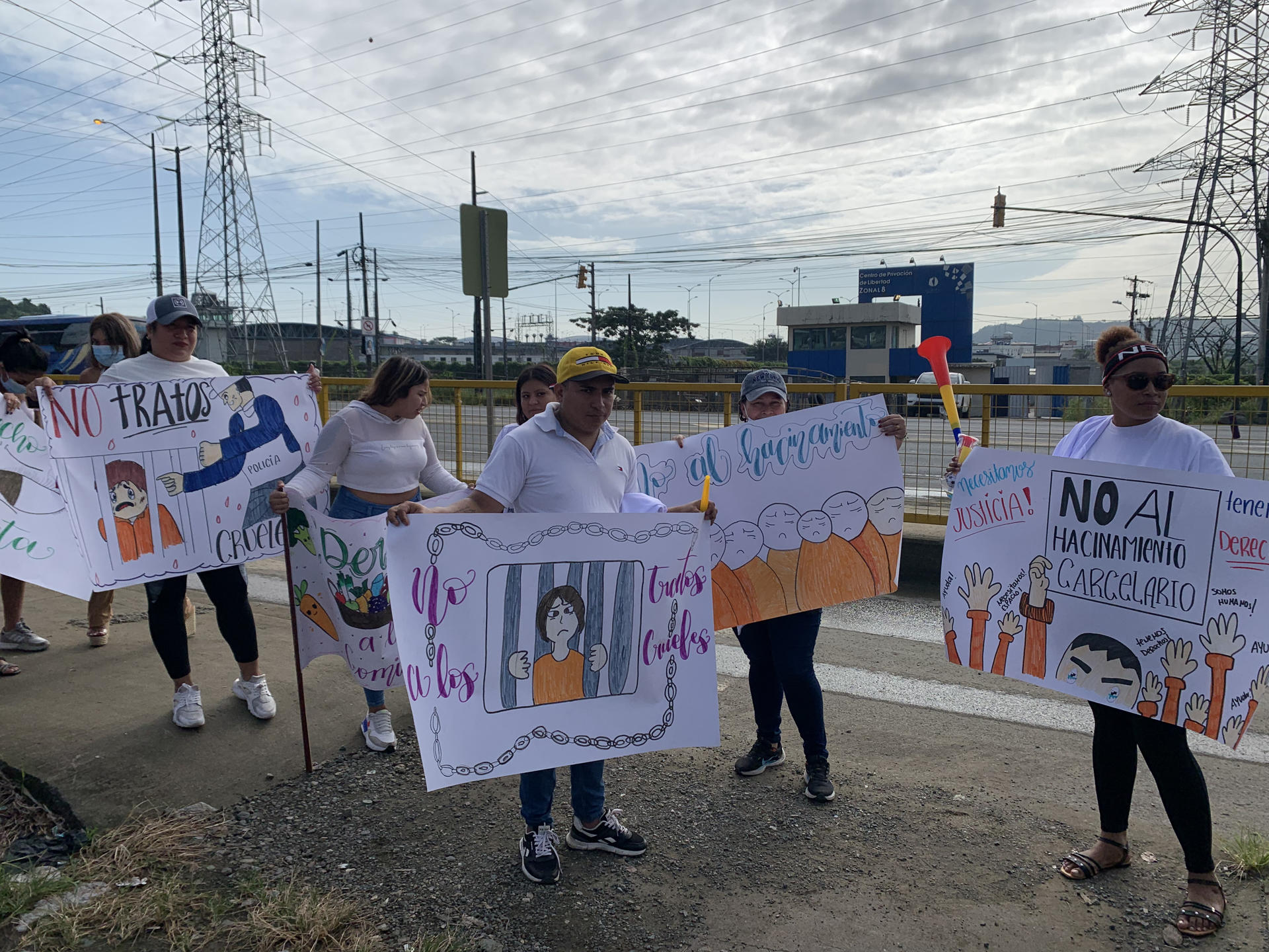 Familiares de presos protestan en demanda de mejores condiciones para sus allegados, a las afueras de la cárcel de máxima seguridad 'La Roca', este 7 de mayo, en Guayaquil (Ecuador). EFE/Cristina Bazán