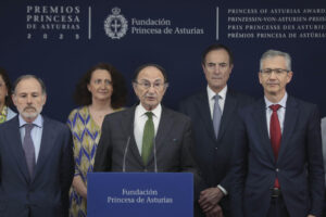 El presidente del jurado del Premio Princesa de Asturias de Ciencias Sociales 2025, Emilio Lamo de Espinosa (c), durante la lectura del acta del jurado que otorga el galardón de esta edición al demógrafo estadounidense Douglas Massey, quien ha realizado contribuciones significativas en áreas como la migración internacional, la segregación residencial y la estratificación social. EFE/ J.L.Cereijido