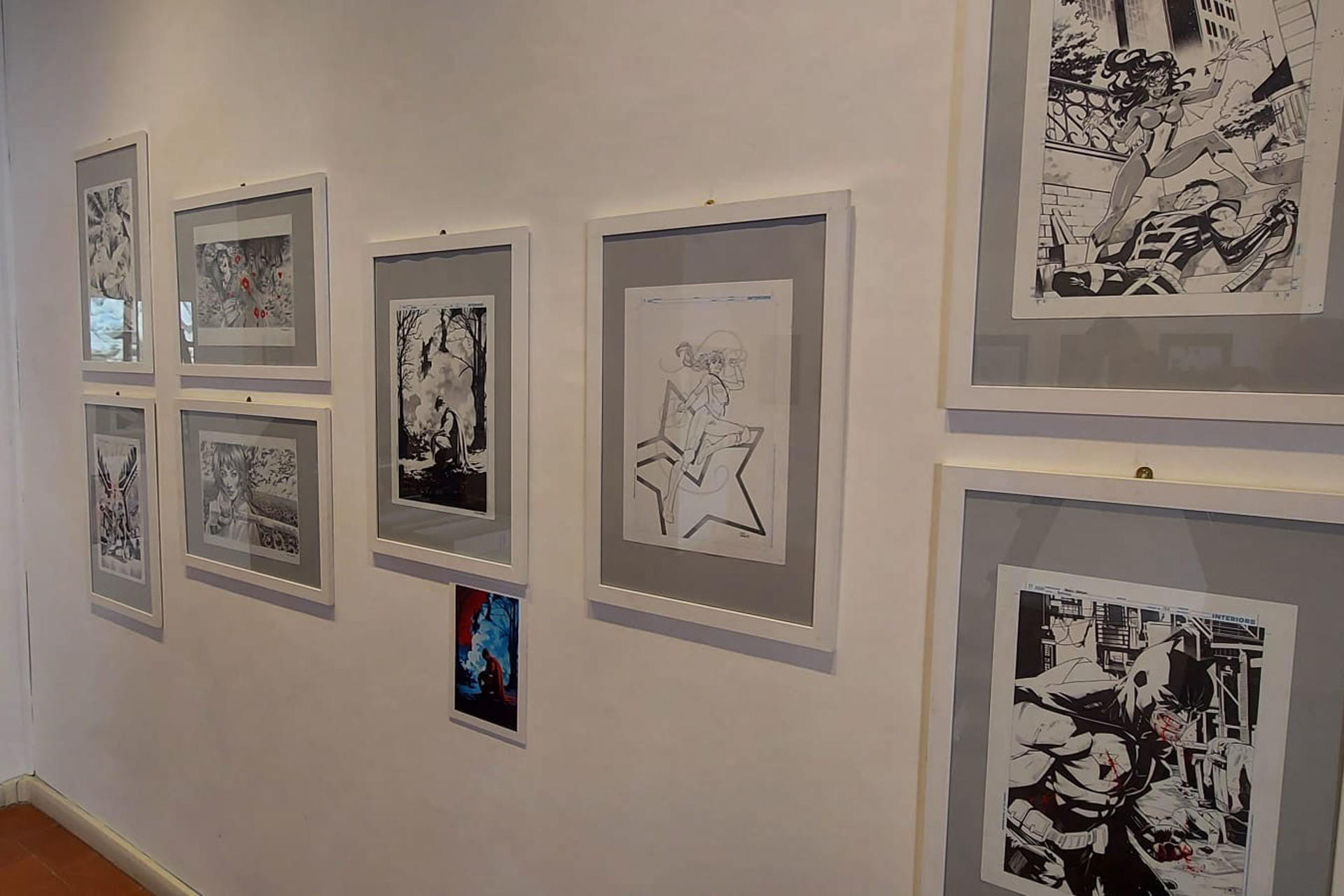 Las superheroínas y villanas de la española Belén Ortega y la italiana Mirka Andolfo se dan cita a partir de este jueves en la muestra inédita "Ahora y para siempre heroínas" que celebra en Roma la representación femenina en el mundo del cómic a través de las obras de estas dos destacadas dibujantes, en la Sala Dalí de Piazza Navona. EFE/Instituto Cervantes de Roma CRÉDITO OBLIGATORIO SOLO USO PERMITIDO PARA ILUSTRAR LA NOTICIA QUE APARECE EN EL PIE DE FOTO SÓLO USO EDITORIAL
