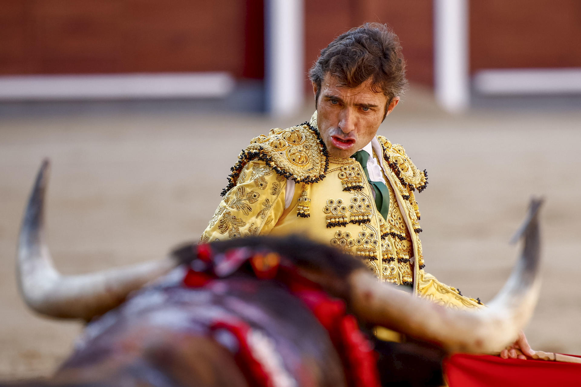 El diestro Fernando Robleño lidia un toro durante la corrida de la Feria de San Isidro que se celebra este martes, en la plaza de toros de Las Ventas, en Madrid. EFE/Daniel González