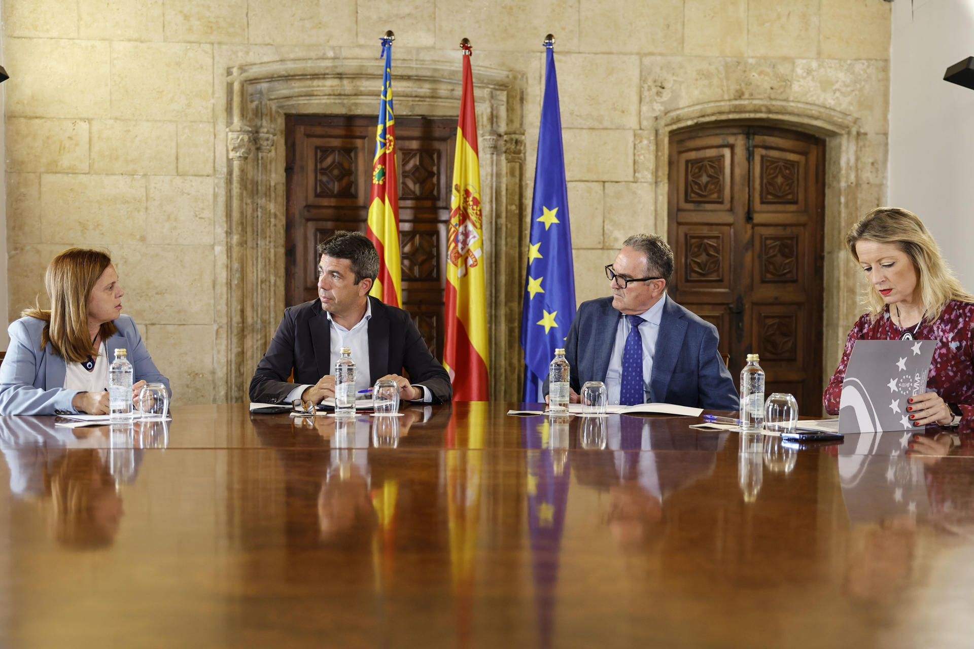 La Generalitat, la Diputación de Valencia y la Federación Valenciana de Municipios y Provincias presentan la Comisión Mixta "Endavant pels Municipis" con el objetivo de afrontar de forma "más ágil y coordinada" las tareas de recuperación de los municipios afectados por la dana del pasado 29 de octubre. En la imagen el president Mazón junto al vicepresidente segundo, Francisco Gan Pampols, la vicepresidenta segunda de la Diputación, Remedios Mazzolari, y la presidenta de la FVMP, Paqui Bartual. EFE/Ana Escobar