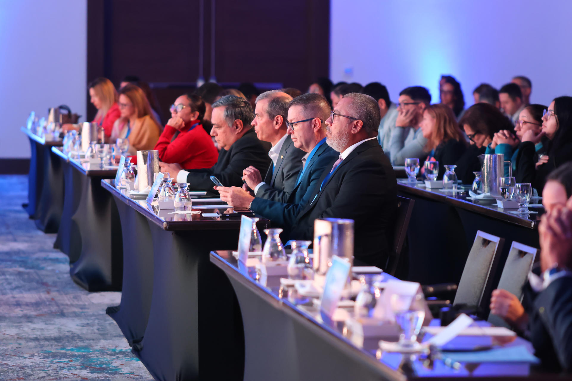 Fotografía de los asistentes al foro 'Sohmmit Latam 2025' en Ciudad de Panamá (Panamá). EFE/ Gabriel Rodríguez