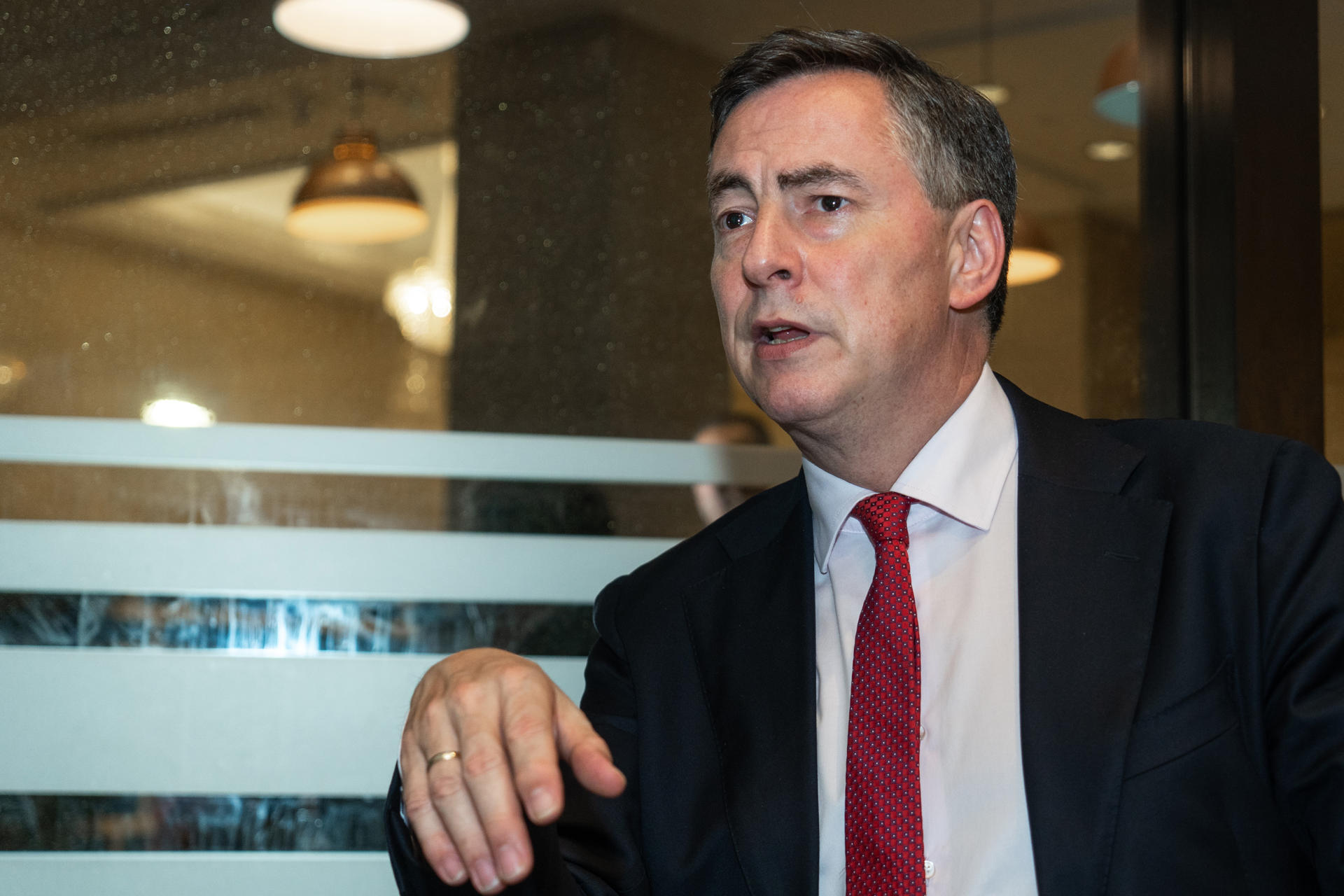 Fotografía del presidente de la Comisión de Asuntos Exteriores del Parlamento Europeo (AFET), David McAllister, durante una entrevista con EFE en Montevideo (Uruguay). EFE/ Sebastián Astorga
