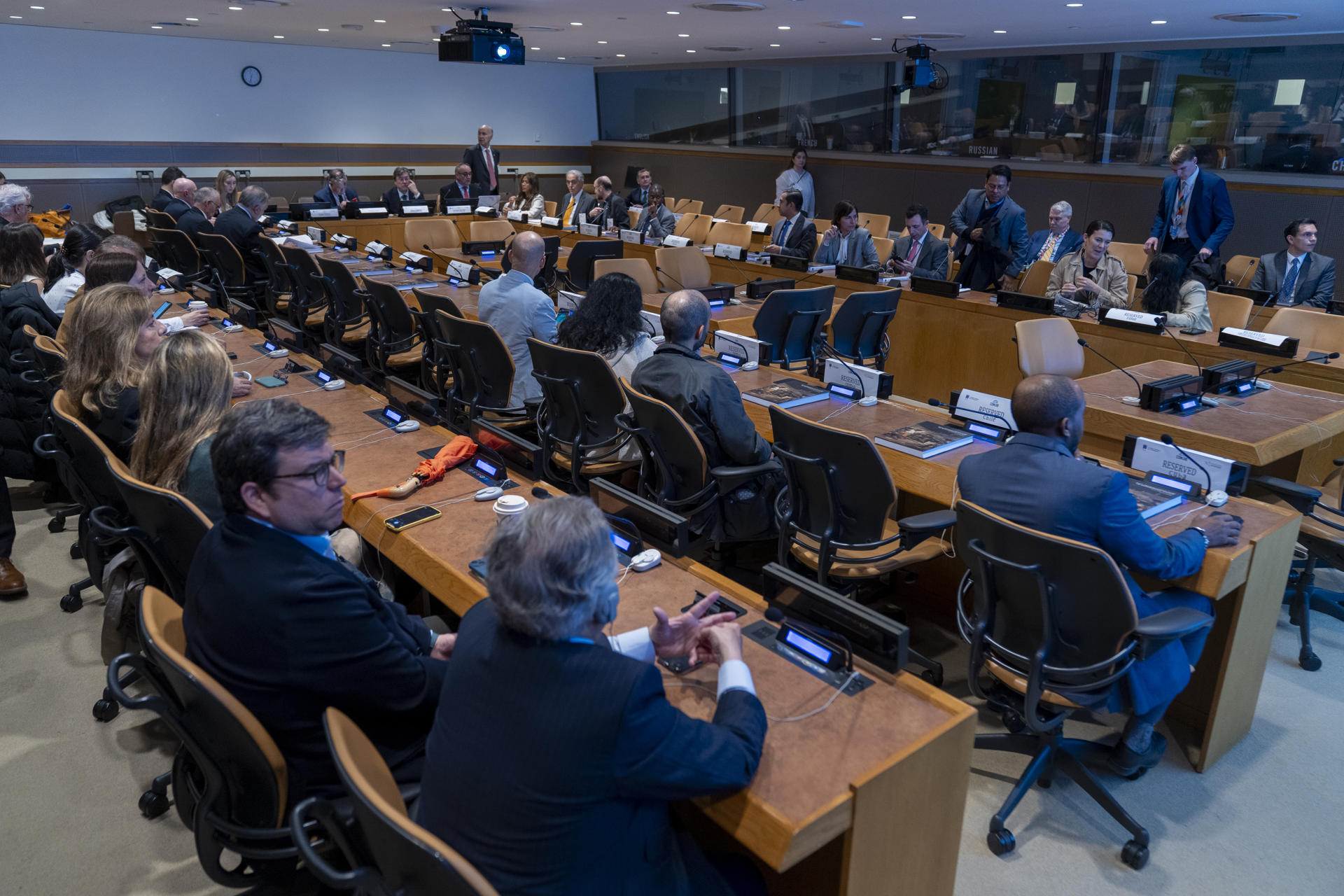 Personas asisten a la presentación del libro "Pasado, presente y futuro de la justicia transicional" este lunes, en la sede de la ONU en Nueva York (Estados Unidos). EFE/ Ángel Colmenares