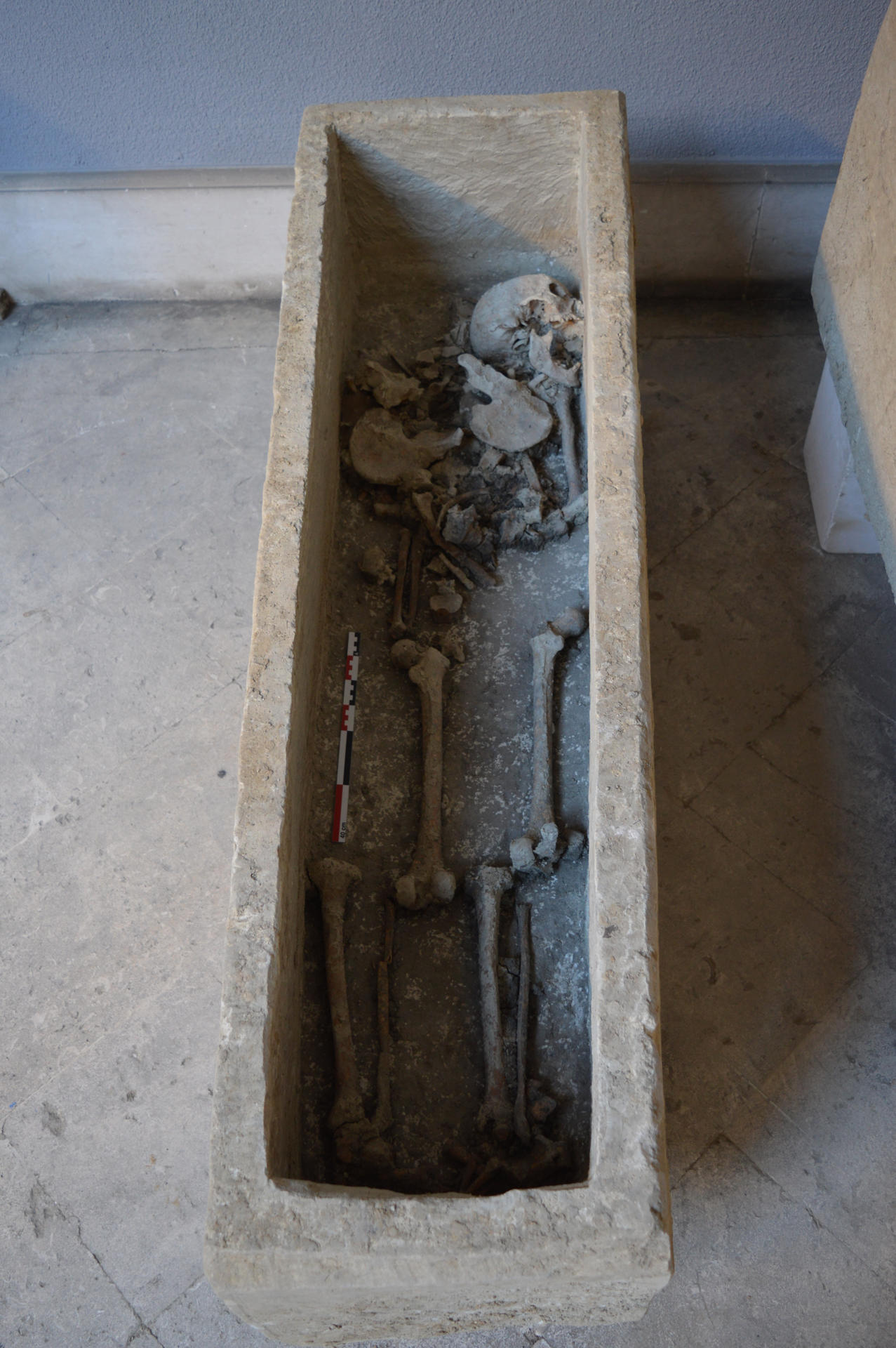 El hallazgo de dos sarcófagos intactos de época visigoda (siglo VI) ha sido la última sorpresa del proyecto arqueológico de la ermita de Montes Claros de Ubierna (Burgos), en la que se excava una necrópolis con mil años de enterramientos y que podría asentarse sobre un mausoleo romano, lo que la convertiría en el templo de culto cristiano conservado más antiguo de España.-EFE/Óscar González y Gerardo Martínez***SOLO USO EDITORIAL/SOLO DISPONIBLE PARA ILUSTRAR LA NOTICIA QUE ACOMPAÑA (CRÉDITO OBLIGATORIO)***