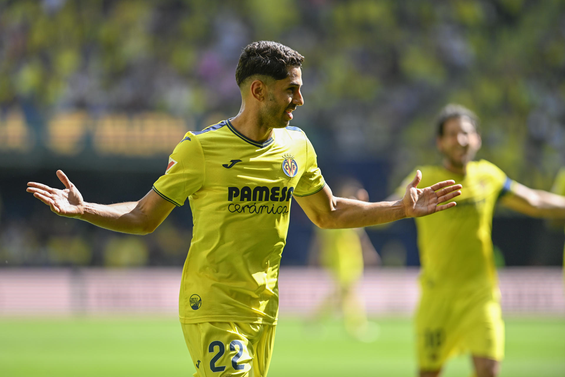El delantero del Villarreal Ayoze Pérez celebra tras anotar un tanto este sábado durante el partido de la jornada 34 de LaLiga EA Sports, entre el Villarreal CF y el CA Osasuna, celebrado en el Estadi de la Ceràmica en Villarreal. EFE/ Andreu Esteban