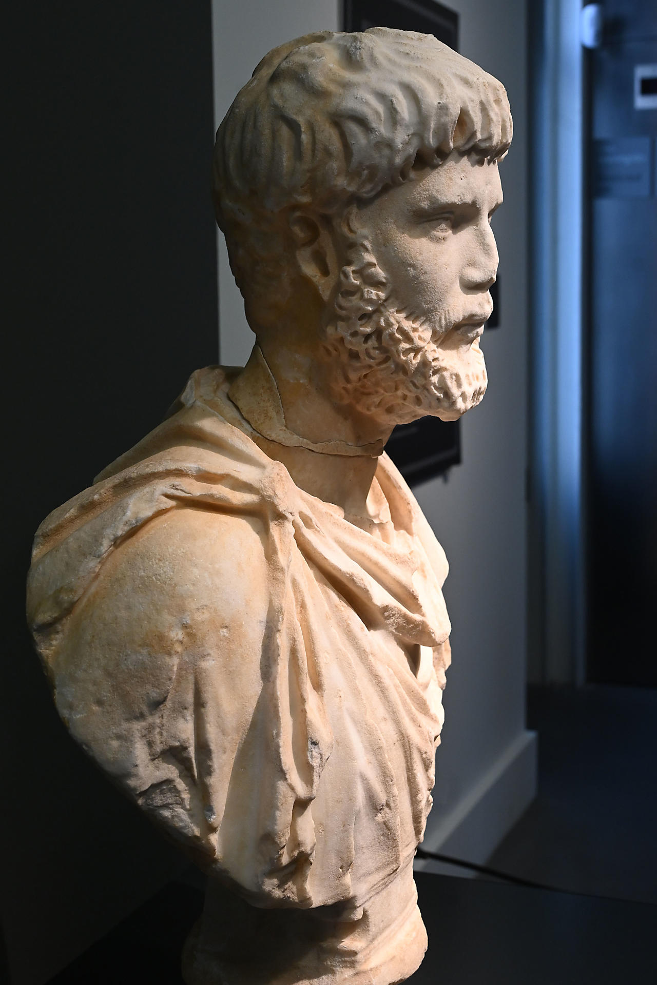 El busto romano del siglo II que en 2013 fue robado de la iglesia de Quintana del Marco (León), y recuperado en Córdoba, forma parte desde este viernes de la exposición permanente del Museo de León tras una restauración en la que se ha empleado tecnología de impresión 3D en la parte del cuello. EFE/J.Casares